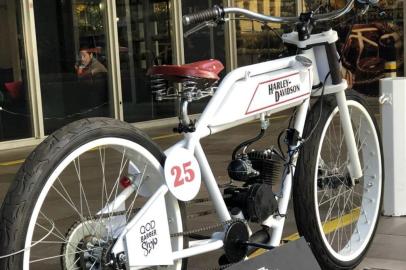 réplica da Harley-Davidson Racer 1913 em frente a uma barbearia de Porto Alegre