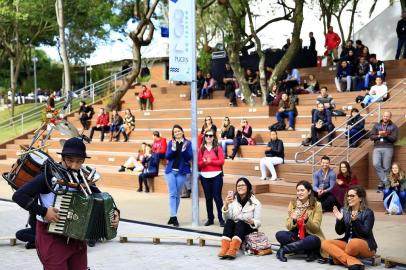  PORTO ALEGRE, RS, BRASIL, 04-06-2018: Show do Homem Banda Mauro Bruzza durante a inauguração da Rua da Cultura na Pucrs. (Foto: Mateus Bruxel / Agência RBS)