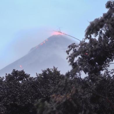  The Fuego Volcano in eruption, seen from Los Lotes, Rodeo, in Escuintla about 35km south of Guatemala City, on June 4, 2018.Emergency workers will resume the search on Monday for Guatemalans missing after the eruption of the Fuego volcano, which belched out clouds of ash and flows of lava and left at least 25 people dead. / AFP PHOTO / Johan ORDONEZEditoria: DISLocal: AlotenangoIndexador: JOHAN ORDONEZSecao: volcanic eruptionFonte: AFPFotógrafo: STF