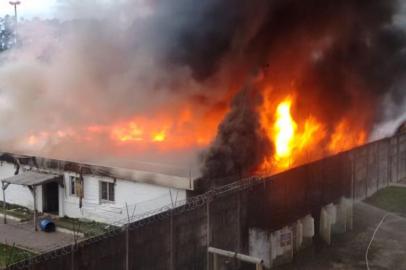 Incêndio de grandes proporções atinge Penitenciária de Osório