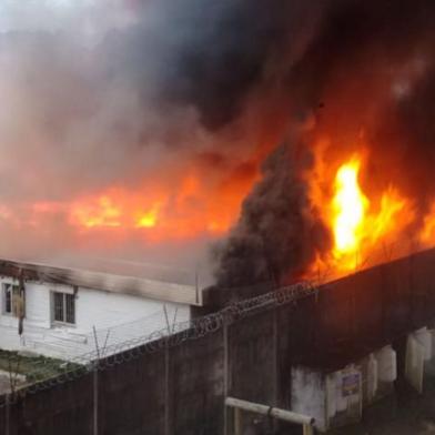 Incêndio de grandes proporções atinge Penitenciária de Osório