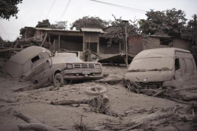  View of the damage casued by the eruption of the Fuego Volcano in San Miguel Los Lotes, a village in Escuintla Department, about 35 km southwest of Guatemala City, on June 4, 2018.At least 25 people were killed, according to the National Coordinator for Disaster Reduction (Conred), when Guatemala's Fuego volcano erupted Sunday, belching ash and rock and forcing the airport to close.. / AFP PHOTO / Johan ORDONEZEditoria: DISLocal: EscuintlaIndexador: JOHAN ORDONEZSecao: volcanic eruptionFonte: AFPFotógrafo: STF