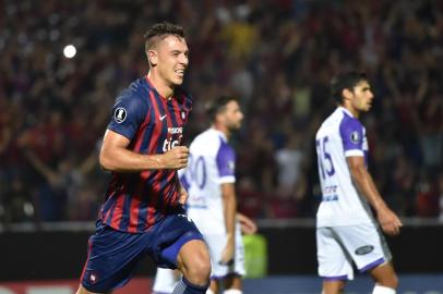 Paraguays Cerro Porteno player Diego Churin celebrates after scoring against Uruguays Defensor Sporting during their 2018 Copa Libertadores football match at the Pablo Rojas stadium in Asuncion, Paraguay on March 13, 2018. / AFP PHOTO / NORBERTO DUARTE