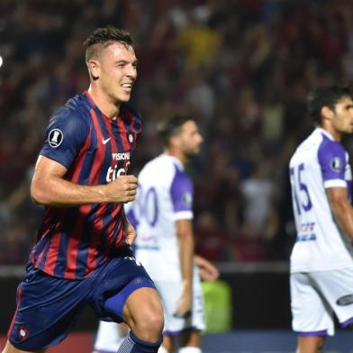 Paraguay's Cerro Porteno player Diego Churin celebrates after scoring against Uruguay's Defensor Sporting during their 2018 Copa Libertadores football match at the Pablo Rojas stadium in Asuncion, Paraguay on March 13, 2018. / AFP PHOTO / NORBERTO DUARTE