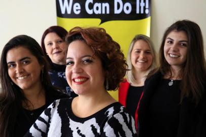 PORTO ALEGRE, RS, BRASIL, 24-05-2018: As advogadas feministas Yohanna Stieb, Paola Pinent, Gabriela Souza (C), a estagiária Gabriela Granzotto (vermelho), e Sophie Dallolmo, no escritório na região central de Porto Alegre. O escritório, formado exclusivamente por mulheres, atende somente público feminino. (Foto: Mateus Bruxel / Agência RBS)