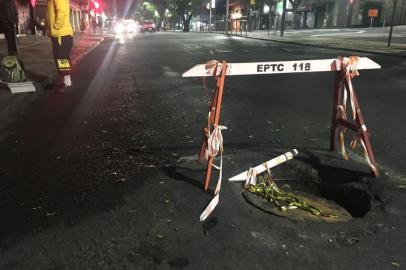  Tampa afunda e prejudica circulação de ônibus nos terminais da Avenida Salgado Filho, em Porto Alegre.