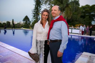  PORTO ALEGRE, RS, BRASIL, 01-12-2017.  Lisette e Paulo Feijó. Jantar de encerramento da temporada social do Porto Alegre Country. Cobertura foi montada na beira da piscina para a Garden Party.  (FOTO ANDRÉA GRAIZ/AGÊNCIA RBS)Indexador: Andrea Graiz