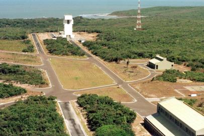 VLS EXPLODE NA BASE DE LANÁAMENTO DE ALCÂNTARAMA - BASE/LANÁAMENTO/ALCÂNTARA/ARQ - GERAL - Foto de arquivo de 09/09/1997 mostra vista aÈrea da Base de LanÁamento de Alcântara (MA), onde o terceiro protótipo do VeÕculo de LanÁamento de SatÈlite (VLS) explodiu às 13h30 no local, segundo informou o Centro de ComunicaÁão Social da Aeronáutica, em BrasÕlia. Pelo menos 16 pessoas morreram no acidente. As causas do acidente ainda são desconhecidas.  09/09/1997 - Foto: SILVIO RIBEIRO/AGÍNCIA ESTADO/AE#PÁGINA: 5 Fonte: AE Fotógrafo: SILVIO RIBEIRO