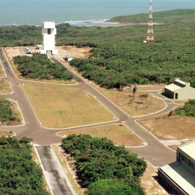 VLS EXPLODE NA BASE DE LANÁAMENTO DE ALCÂNTARAMA - BASE/LANÁAMENTO/ALCÂNTARA/ARQ - GERAL - Foto de arquivo de 09/09/1997 mostra vista aÈrea da Base de LanÁamento de Alcântara (MA), onde o terceiro protótipo do VeÕculo de LanÁamento de SatÈlite (VLS) explodiu às 13h30 no local, segundo informou o Centro de ComunicaÁão Social da Aeronáutica, em BrasÕlia. Pelo menos 16 pessoas morreram no acidente. As causas do acidente ainda são desconhecidas.  09/09/1997 - Foto: SILVIO RIBEIRO/AGÍNCIA ESTADO/AE#PÁGINA: 5 Fonte: AE Fotógrafo: SILVIO RIBEIRO