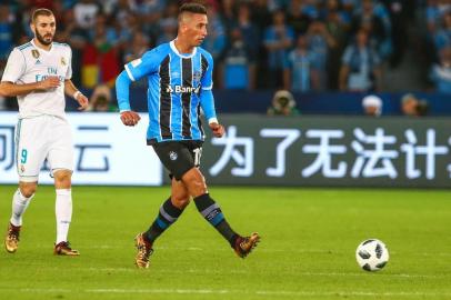 RS - FUTEBOL/GREMIO X REAL MADRID - ESPORTES - Lance da partida entre Gremio e Real Madrid, disputada na noite deste sÃ¡bado no estadio Zayed Sports City, em Abu Dhabi, valida pela grande Final do Mundial de Clubes FIFA 2017. FOTO: LUCAS UEBEL/GREMIO FBPA