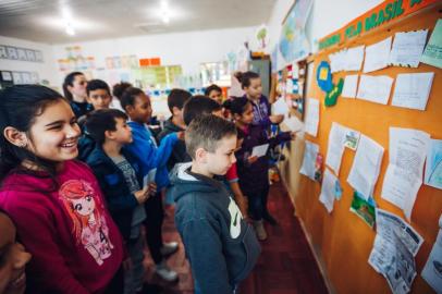  São Sebastião do Caí, RS, BRASIL, 04/06/2018 : Projeto Viajando pelo Brasil através de cartas. Alunos de São Sebastião do Caí trocam cartas com estudantes de outras regiões do país contando sua realidade social. (Omar Freitas/Agência RBS)Indexador: Omar Freitas