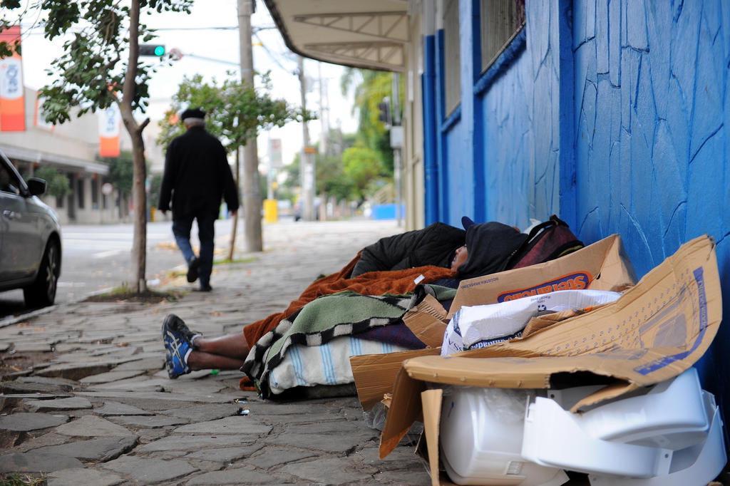 Moradores trancam rua em Caxias do Sul para protestar por falta de