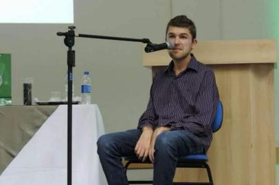 Comunidade do interior, em Vicente Dutra, se mobiliza por Cássio Fernando Silva, jovem com doença que afeta os músculos. Na foto, em uma de suas palestras motivacionais