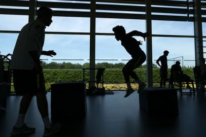 Treino físico na academia do CT do Tottenham. Neymar. 