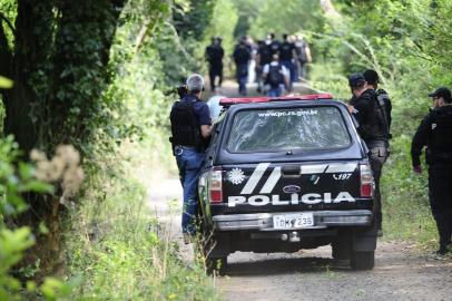 POUSO NOVO, RS, BRASIL, 02-05-2018. Essa é a entrada do sítio onde houve o ataque a tiros durante a operação policial que resultou na morte de um inspetor de Canoas, na RS-124, em São Sebastião do Caí. Movimentação altíssima de viaturas da Polícia Civil no local. (RONALDO BERNARDI/AGÊNCIA RBS)