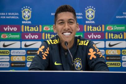 Firmino durante coletiva de imprensa no CT do Tottenham.