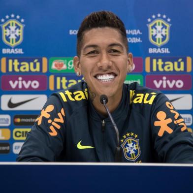 Firmino durante coletiva de imprensa no CT do Tottenham.