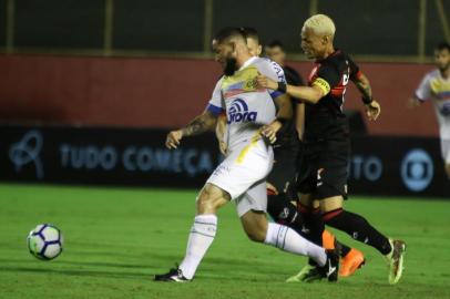 VITÓRIA X CHAPECOENSEBA - VITÓRIA/CHAPECOENSE - ESPORTES - Arthur jogador da Chapecoense e Neilton do Vitoria durante jogo entre Vitória x Chapecoense, realizado nesta quarta-feira (06) em jogo válido pela 10ª rodada do Campeonato Brasileiro. No Estádio Manoel Barradas (Barradão) em Salvador, BA. 06/06/2018 - Foto: TIAGO CALDAS/FOTOARENA/FOTOARENA/ESTADÃO CONTEÚDOEditoria: ESPORTESLocal: SALVADORIndexador: TIAGO CALDASFonte: 1546245Fotógrafo: FOTOARENA