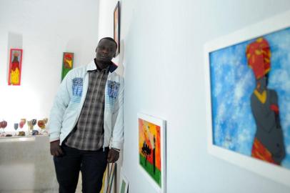  CAXIAS DO SUL, RS, BRASIL, 29/04/2016. Na galeria Atrium, no centro de Caxias do Sul, senegaleses que superaram a barreira da adaptação ao país têm conseguido prosperar. Ousmane Ndiaye, 39, comercializa quadros e objetos decorativos. (Diogo Sallaberry/Agência RBS)Indexador: DIOGO SALLABERRY                