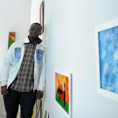  CAXIAS DO SUL, RS, BRASIL, 29/04/2016. Na galeria Atrium, no centro de Caxias do Sul, senegaleses que superaram a barreira da adaptação ao país têm conseguido prosperar. Ousmane Ndiaye, 39, comercializa quadros e objetos decorativos. (Diogo Sallaberry/Agência RBS)Indexador: DIOGO SALLABERRY                