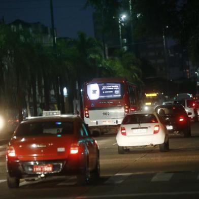  PORTO ALEGRE, RS, BRASIL - 2018.05.24 - Com a greve dos caminhoneiros, postos de combustível estão sem gasolina ou com pouco estoque. Sem combustível, o reflexo aparece no trânsito da cidade, com poucos carros em horário de pico. Na foto: Avenida Farrapos, às 18:00 (Foto: ANDRÉ ÁVILA/ Agência RBS)