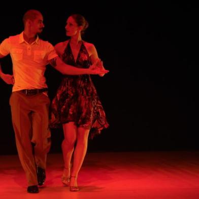 Mostra de Dança - Salão Sul. Na foto, os dançarinos Giovani Monteiro e Caroline Zini.