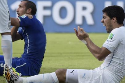 Suárez já mordeu três jogadores diferentes em sua carreira (Foto: Miguel Rojo/AFP)