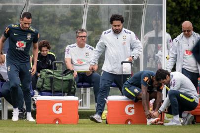 LONDRES (GBR), 7/6/2018: Fred é atendido pelo médico da CBF, Rodrigo Lasmar, em treino da Seleção Brasileira no CT do Tottenham.