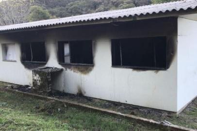 Incêndio atinge prédio do antigo posto de saúde do bairro Primeiro de Maio, em Farroupilha. Local abrigaria novo hospital odontológico. 