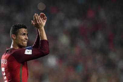  Portugals midfielder Cristiano Ronaldo applauds at the end of the FIFA World Cup 2018 Group B qualifier football match between Portugal and Switzerland at the Luz Stadium in Lisbon on October 10, 2017. / AFP PHOTO /Editoria: SPOLocal: LisbonIndexador: FRANCISCO LEONGSecao: soccerFonte: AFPFotógrafo: STF