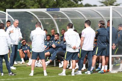 Treino da Seleção no CT do Tottenham. Tite. Lucas Figueiredo/CBF