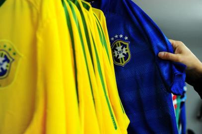  CAXIAS DO SUL, RS, BRASIL, 07/06/2018. Vladimir Flores, proprietário do Quintino Pub. O bar é todo decorado com objetos relativos ao futebol. Matéria do + Serra sobre negócios durante a Copa do Mundo. (Porthus Junior/Agência RBS)