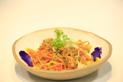  PORTO ALEGRE - BRASIL - Como fazer com Rochele Quadros, nutricionista e Coordenadora do curso de Gastronomia da PUCRS. Espaguete de cenoura e abobrinha com molho de tomate e oleaginosas. (FOTO: LAURO ALVES)