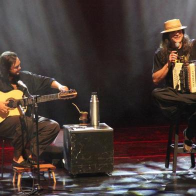 Foto de divulgação do show do Borghetti & Yamandu. Os músicos se apresentam no palco do Theatro são Pedro nos dias 13 e 14 de junho, às 21h. 