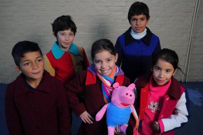  CAXIAS DO SUL, RS, BRASIL 08/06/2018Crianças da Casa do Adolescente receberam casacos feitos de retalhos da loja Personalitá. Na foto: da esquerda Eric da Silva Nunes 8 anos, Antony Pachego Ribeiro 10 anos Natalia Pacheco Ribeiro 8 anos, Eduardo Vieira 11 anos e Maria Gabrielle de Souza 7 anos. (Felipe Nyland/Agência RBS)