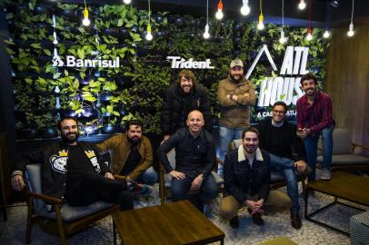  PORTO ALEGRE, RS, BRASIL - 07/06/2018 - Inauguração da ATL House. Na foto, os integrantes do Pretinho Básico e Marcelo Leite. (Anderson Fetter/Agência RBS)Indexador: Anderson Fetter