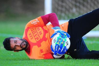  CAXIAS DO SUL, RS, BRASIL, 20/04/2018. Treino do Caxias no campo suplementar. A SER Caxias se prepara para a estreia na Série D do Cameonato Brasileiro. Na foto, goleiro Gledson. (Porthus Junior/Agência RBS)