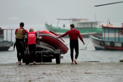 RJ - NAUFRÁGIO/BARCOS/BAÍA/SEPETIBA - CIDADES - Bombeiros resgatam vítimas do naufrágio de duas embarcações na Baía de Sepetiba, na altura de Itaguaí, na Região Metropolitana do Rio, na madrugada desta sexta-feira (8). Ao menos seis pessoas morreram 08/06/2018 - Foto: FERNANDA DIAS/AGÊNCIA O DIA/AGÊNCIA O DIA/ESTADÃO CONTEÚDO