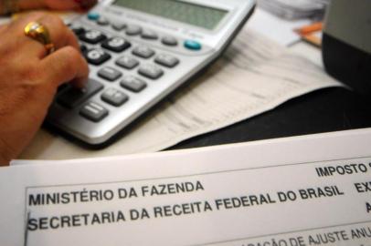 Já fez sua declaração do Imposto de Renda nesta ano? Quem precisar de ajuda, pode contar com o pessoal do Curso de Ciências Contábeis da Faculdade Anhanguera de São José: eles farão um plantão gratuito e aberto à comunidade, nos dias 12, 19 e 26 de abril, das 19h às 22h, na instituição. O atendimento será realizado por acadêmicos, com a supervisão do docente do curso, Leandro Alair de Liz, que possui ampla experiência na área fiscal. Os interessados deverão levar a declaração de Imposto de Renda da edição anterior de 2016 (em pen drive), o informe de rendimentos do titular e dos dependentes, documentos pessoais do titular e dependentes (RG, CPF e Título de Eleitor), mais comprovante de endereço e comprovantes de despesas do titular e dependentes. A Faculdade fica na Rua Luiz Fagundes, 1680 ¿ Picadas do Sul ¿ São José (SC)