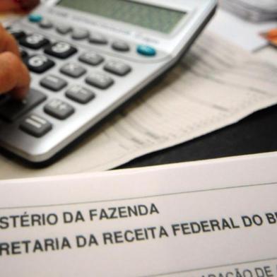 Já fez sua declaração do Imposto de Renda nesta ano? Quem precisar de ajuda, pode contar com o pessoal do Curso de Ciências Contábeis da Faculdade Anhanguera de São José: eles farão um plantão gratuito e aberto à comunidade, nos dias 12, 19 e 26 de abril, das 19h às 22h, na instituição. O atendimento será realizado por acadêmicos, com a supervisão do docente do curso, Leandro Alair de Liz, que possui ampla experiência na área fiscal. Os interessados deverão levar a declaração de Imposto de Renda da edição anterior de 2016 (em pen drive), o informe de rendimentos do titular e dos dependentes, documentos pessoais do titular e dependentes (RG, CPF e Título de Eleitor), mais comprovante de endereço e comprovantes de despesas do titular e dependentes. A Faculdade fica na Rua Luiz Fagundes, 1680 ¿ Picadas do Sul ¿ São José (SC)