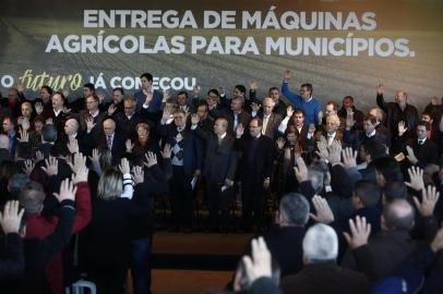  ESTEIO,RS,BRASIL - 2018.06.08- Políticos entregam ao Estado do Rio Grande do Sul máquinas agrícolas em evento  realizado no parque de Exposição Assis Brasil, em Esteio. (Foto:ANDRÉ ÁVILA/ Agência RBS)