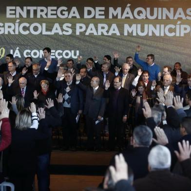  ESTEIO,RS,BRASIL - 2018.06.08- Políticos entregam ao Estado do Rio Grande do Sul máquinas agrícolas em evento  realizado no parque de Exposição Assis Brasil, em Esteio. (Foto:ANDRÉ ÁVILA/ Agência RBS)