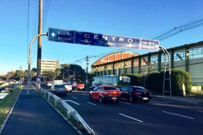 Com obras quase prontas, ciclovia da Ipiranga, em Porto Alegre, tem um poste no meio da pista.