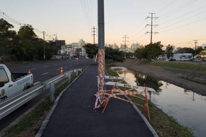 Com obras quase prontas, ciclovia da Ipiranga, em Porto Alegre, tem um poste no meio da pista. Na foto, sinalização que a EPTC colocou no trecho após questionamentos de Zero Hora