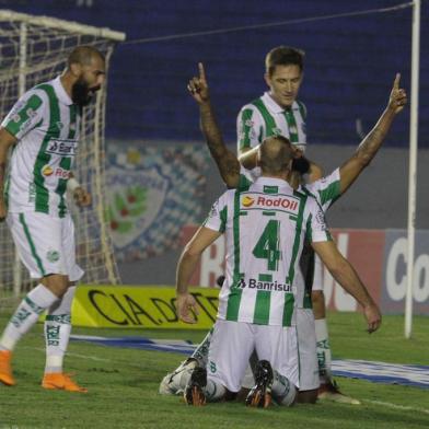 LONDRINA E JUVENTUDELONDRINA, PR, BRASIL, 08/06/2018. Londrina x Juventude, jogo válido pela 10ª rodada da série B do Campeonato Brasileiro e realizado Estádio do Café, em Londrina. PR - LONDRINA-JUVENTUDE - ESPORTES - Jogadores do Juventude comemoram gol durante partida entre Londrina e Juventude, válida pela Série B do Campeonato Brasileiro 2018 no Estádio do Café em Londrina (PR), nesta sexta-feira (08). 08/06/2018 - Foto: ROBSON VILELA/FUTURA PRESS/FUTURA PRESS/ESTADÃO CONTEÚDOEditoria: ESPORTESLocal: LONDRINAIndexador: ROBSON VILELAFotógrafo: FUTURA PRESS