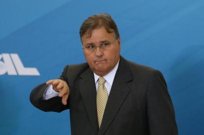 Nós precisamos aprovar PEC do Teto na semana que vem, diz GeddelDF - PEC DO TETO/GEDDEL VIEIRA LIMA - POLÍTICA - O ministro da Secretaria de Governo, Geddel Vieira Lima, durante a cerimônia para   comemorar o Dia Nacional da Micro e Pequena Empresa, no Palácio do Planalto, em   Brasília, nesta quarta-feira, 5. Ele fez um apelo para que a base aliada aprove a Proposta de   Emenda à Constituição (PEC) 241, que estabelece um teto para os gastos públicos. Nós   precisamos aprovar a PEC na Câmara na semana que vem, afirmou. Geddel também   rebateu as críticas de que a PEC do Teto de Gastos poderia diminuir investimentos em   áreas como saúde e educação.   05/10/2016 - Foto: ANDRÉ DUSEK/ESTADÃO CONTEÚDOEditoria: POLÍTICALocal: BRASÍLIAIndexador: ANDRÉ DUSEKFotógrafo: ESTADÃO CONTEÚDO