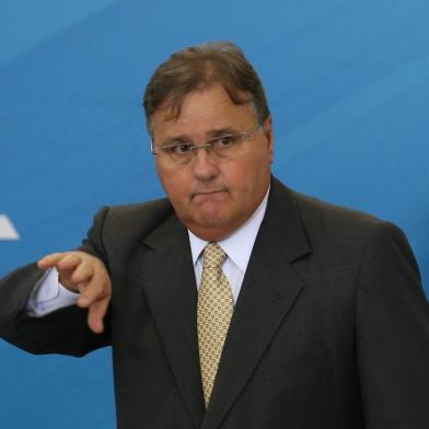 Nós precisamos aprovar PEC do Teto na semana que vem, diz GeddelDF - PEC DO TETO/GEDDEL VIEIRA LIMA - POLÍTICA - O ministro da Secretaria de Governo, Geddel Vieira Lima, durante a cerimônia para   comemorar o Dia Nacional da Micro e Pequena Empresa, no Palácio do Planalto, em   Brasília, nesta quarta-feira, 5. Ele fez um apelo para que a base aliada aprove a Proposta de   Emenda à Constituição (PEC) 241, que estabelece um teto para os gastos públicos. Nós   precisamos aprovar a PEC na Câmara na semana que vem, afirmou. Geddel também   rebateu as críticas de que a PEC do Teto de Gastos poderia diminuir investimentos em   áreas como saúde e educação.   05/10/2016 - Foto: ANDRÉ DUSEK/ESTADÃO CONTEÚDOEditoria: POLÍTICALocal: BRASÍLIAIndexador: ANDRÉ DUSEKFotógrafo: ESTADÃO CONTEÚDO