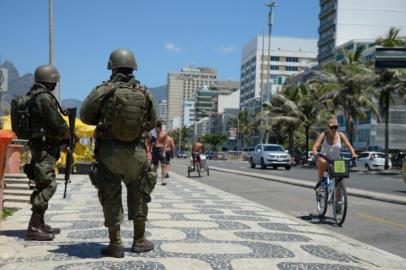  Militares patrulham calçada no Rio de Janeiro