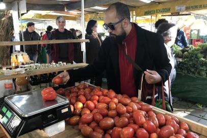 Eráclito Pereira costuma comprar os tomates cultivados com música clásica