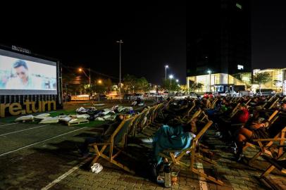  PORTO ALEGRE, RS, BRASIL, 09-06-2018: Cinema ao ar livre no estacionamento do Barra Shopping Sul atrai público para assistir ao filme Million Dollar - Arremesso de Ouro, apesar do frio. (Foto: Mateus Bruxel / Agência RBS)